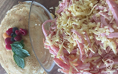 Смешать аккуратно сыр с ветчиной.