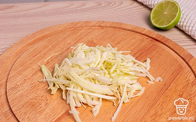 На разделочной доске нашинкуйте капусту. Соломкой нарежьте морковь. Мелко нарежьте острый перец и соленый огурец. Измельчите петрушку.
