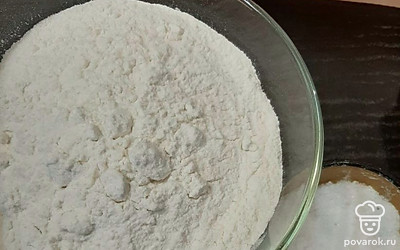 Смешайте муку, соль и соду. 