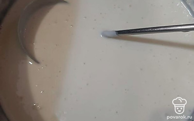 Отдельно смешайте яйцо, сахар, кефир (тёплый), ванилин. Добавьте в полученную смесь подготовленную ранее муку. Дайте постоять тесту 5 минут.