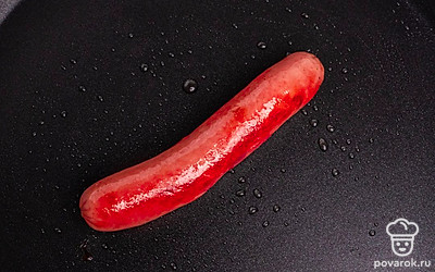 На сковороде, смазанной растительным маслом, обжарьте сосиску до появления румянца. Затем снимите ее со сковороды.