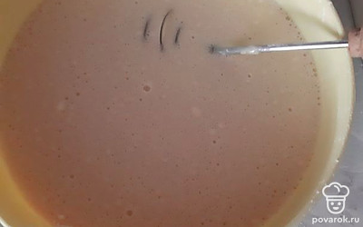 Добавить муку, тщательно перемешать. 