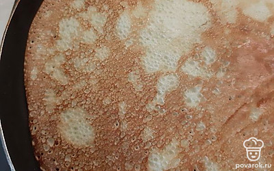 Жарить блины на сковороде. 