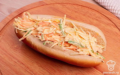 Наполните хот-дог начинкой из овощей с горчичным соусом и кетчупом.