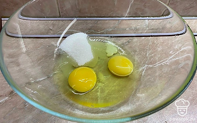 Смешиваем яйца с сахаром и солью, взбиваем вилкой до однородности.