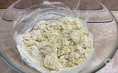 Добавляем к яичной смеси муку и хорошо перемешиваем.