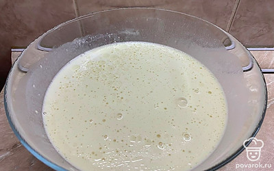 Начинаем разбавлять смесь молоком, постоянно хорошо размешивая от комков. Добавляем растительное масло и хорошо перемешиваем.