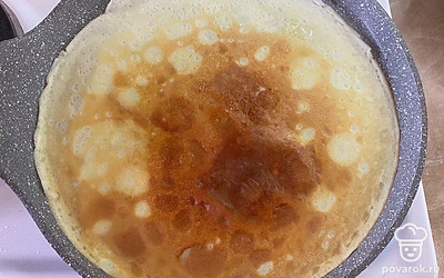 Выпекаем блины на сковороде, обжаривая их с двух сторон. Каждую сторону смазываем сливочным маслом.