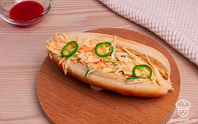 Украсьте хот-дог сверху кольцами острого перца. Готово!