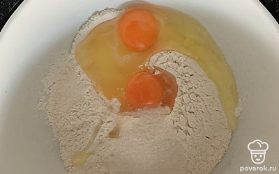 Смешать яйца, соль, сахар, муку.