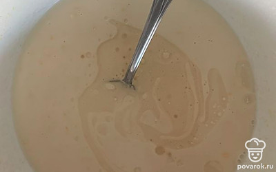 Добавляем молоко и подсолнечное масло.