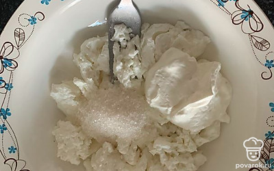 Творог перемешиваем с сахаром и сметаной.