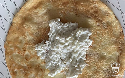 На готовый блинчик выкладываем начинку.