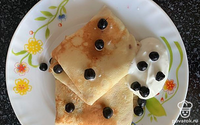 Подаем порционно со сметаной и ягодами.