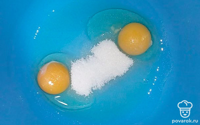 Смешать яйца с сахаром и солью.