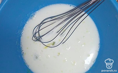 Молоко подогреть, половину добавить к яичной массе.