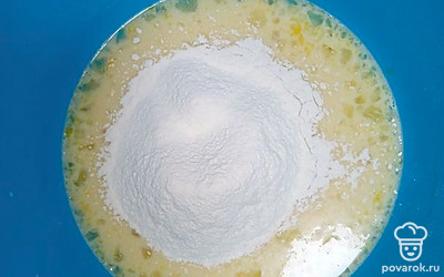 Всыпать муку и хорошо перемешать.