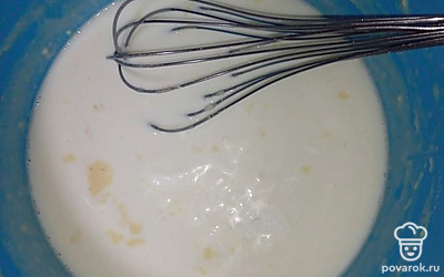 Добавить остатки молока, сметану.