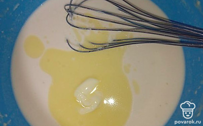 Выложить растопленное сливочное масло, перемешать.