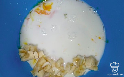 К желтками и бананам влить молоко и всыпать сахар, перемешать.