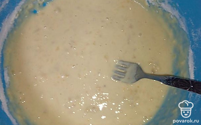 Ввести муку и соду, перемешать.