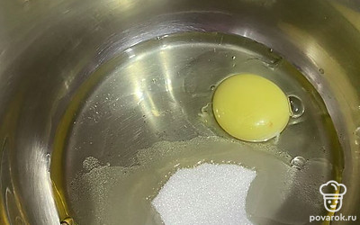 В чаше смешиваем сахар и яйцо.