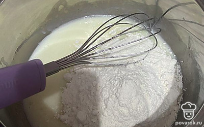 Добавляем молоко и муку.