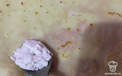 Смазываем готовый блинчик маслом кокосовым или сливочным.