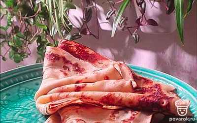 Подаем блинчики со сгущеным молоком, вареньем и сметанкой. Приятного аппетита.