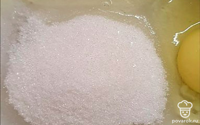 2 яйца разбить, добавить соль и сахар. 