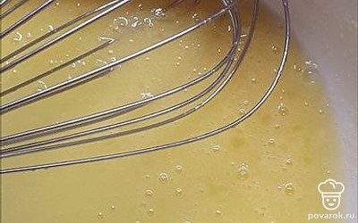 Взбить венчиком до однородной массы.