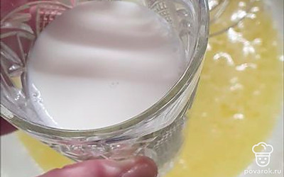 Добавить молоко и еще раз размешать.