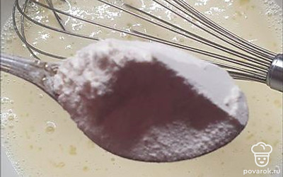 5 столовых ложек муки просеить и взбить с молоком и яйцом.