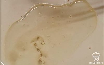 В готовую блинную сместь добавить 2 столовые ложки масла. Поставить сковороду нагреваться.