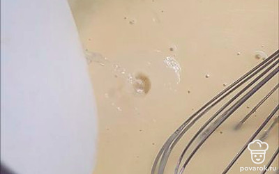 Вскипятить 50 миллилитров воды и тонкой струйкой влить в блинную смесь.
Аккуратно перемешать.