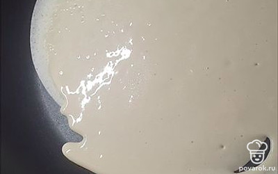 Жарим блины на горячей сковороде. Масло на сковороду не добавляем.