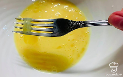 Смешайте в миске куриные яйца, сахар, соль и растительное масло.