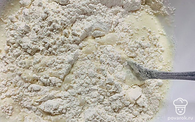 Просейте муку с разрыхлителем. Постепенно добавляйте в тесто и размешайте до однородности. Дайте тесту постоять 15 минут.
