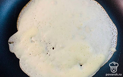 На сухой сковороде выпекайте блинчики до золотистости.