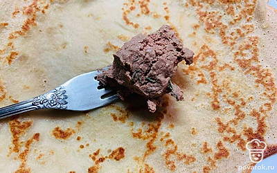 Каждый блинчик смажьте сливочным маслом. Выложите паштет.