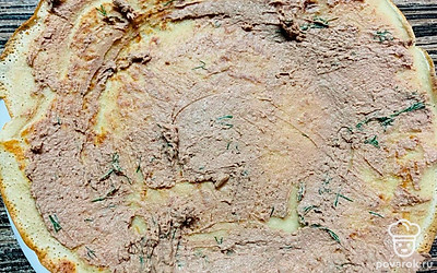 Распределите паштет тонким слоем. Посыпьте зеленью и скрутите в трубочку.