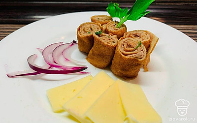 Подавайте охлажденными с красным луком и тонкими кусочками твердого сыра. Приятного аппетита!