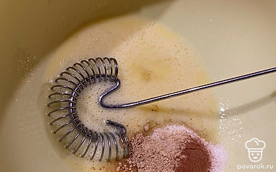 В глубокой миске смешать яйца, соль, сахар, имбирь и взбить венчиком. Добавить теплое молоко.