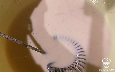 Ввести муку до консистенции очень жидкой сметаны.
