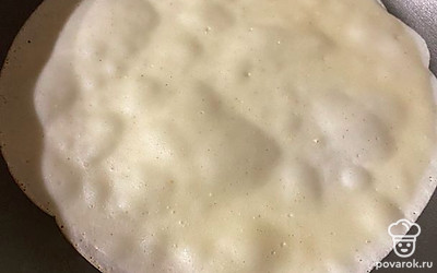 На разогретую сковороду налить тесто и распределить по всему периметру. Жарить с двух сторон до образования легкой коричневой корочки.