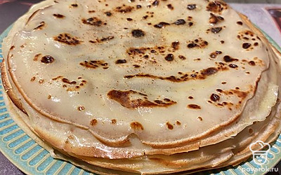 Готовые блины кладем друг на друга, смазывая каждый сливочным маслом.