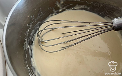 Смешать воду, муку, сахар и соль.