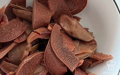 Сухофрукты вымочить и отжать из них воду.