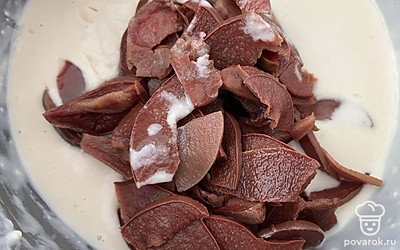 В тесто загрузить сухофрукты и перемешать.