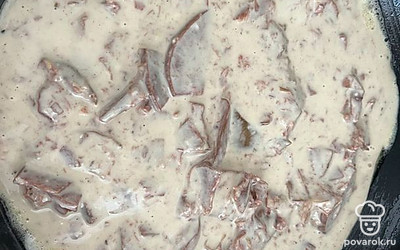 Вылить полученную массу на раскаленную сковороду и готовить, накрыв крышкой. 